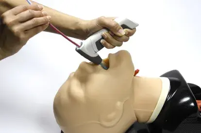 4. Retire el Vie Scope manteniendo la guía en la misma posición en el paciente.